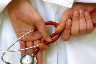 Les coûts de la santé ont beaucoup augmenté dans les cabinets médicaux. KEYSTONE/DPA-Zentralbild/PATRICK PLEUL